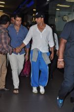 Akshay Kumar snapped at the airport in Mumbai on 30th July 2013 (3).JPG