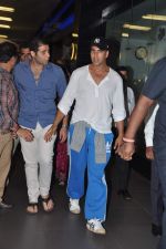 Akshay Kumar snapped at the airport in Mumbai on 30th July 2013 (4).JPG