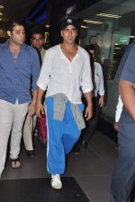Akshay Kumar snapped at the airport in Mumbai on 30th July 2013 (6).JPG