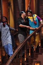Akshay Kumar promote Once upon a time in Mumbai Dobara on the sets of Comedy Nights with Kapil in Filmcity on 1st Aug 2013 (227).JPG