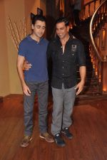 Akshay Kumar, Imran Khan promote Once upon a time in Mumbai Dobara on the sets of Comedy Nights with Kapil in Filmcity on 1st Aug 2013 (194).JPG