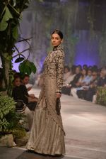Model walk the ramp for Anamika Khanna showcases on day 2 of PCJ Delhi Couture Week on 1st Aug 2013 (28).JPG
