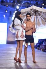 Model walk the ramp for Monisha Jaising showcases on day 2 at PCJ Delhi Couture Week on 1st Aug 2013 (114).JPG