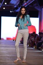 Model walk the ramp for Monisha Jaising showcases on day 2 at PCJ Delhi Couture Week on 1st Aug 2013 (19).JPG
