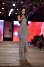 Model walk the ramp for Monisha Jaising showcases on day 2 at PCJ Delhi Couture Week on 1st Aug 2013 (21).JPG
