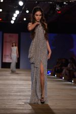 Model walk the ramp for Monisha Jaising showcases on day 2 at PCJ Delhi Couture Week on 1st Aug 2013 (22).JPG
