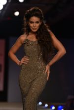 Model walk the ramp for Monisha Jaising showcases on day 2 at PCJ Delhi Couture Week on 1st Aug 2013 (29).JPG