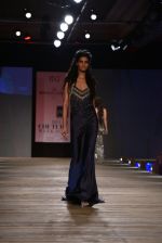 Model walk the ramp for Monisha Jaising showcases on day 2 at PCJ Delhi Couture Week on 1st Aug 2013 (31).JPG