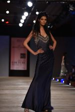 Model walk the ramp for Monisha Jaising showcases on day 2 at PCJ Delhi Couture Week on 1st Aug 2013 (33).JPG