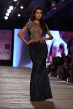 Model walk the ramp for Monisha Jaising showcases on day 2 at PCJ Delhi Couture Week on 1st Aug 2013 (34).JPG
