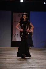 Model walk the ramp for Monisha Jaising showcases on day 2 at PCJ Delhi Couture Week on 1st Aug 2013 (40).JPG