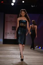 Model walk the ramp for Monisha Jaising showcases on day 2 at PCJ Delhi Couture Week on 1st Aug 2013 (48).JPG