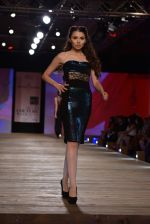 Model walk the ramp for Monisha Jaising showcases on day 2 at PCJ Delhi Couture Week on 1st Aug 2013 (49).JPG