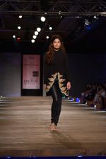 Model walk the ramp for Monisha Jaising showcases on day 2 at PCJ Delhi Couture Week on 1st Aug 2013 (5).JPG