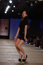Model walk the ramp for Monisha Jaising showcases on day 2 at PCJ Delhi Couture Week on 1st Aug 2013 (51).JPG
