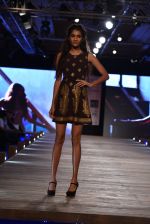Model walk the ramp for Monisha Jaising showcases on day 2 at PCJ Delhi Couture Week on 1st Aug 2013 (54).JPG