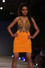 Model walk the ramp for Monisha Jaising showcases on day 2 at PCJ Delhi Couture Week on 1st Aug 2013 (57).JPG