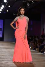 Model walk the ramp for Monisha Jaising showcases on day 2 at PCJ Delhi Couture Week on 1st Aug 2013 (63).JPG