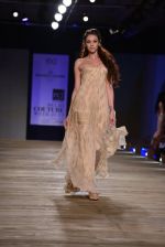 Model walk the ramp for Monisha Jaising showcases on day 2 at PCJ Delhi Couture Week on 1st Aug 2013 (68).JPG