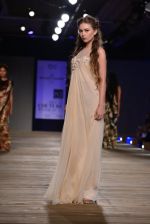 Model walk the ramp for Monisha Jaising showcases on day 2 at PCJ Delhi Couture Week on 1st Aug 2013 (79).JPG