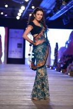 Model walk the ramp for Monisha Jaising showcases on day 2 at PCJ Delhi Couture Week on 1st Aug 2013 (89).JPG