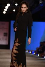 Model walk the ramp for Monisha Jaising showcases on day 2 at PCJ Delhi Couture Week on 1st Aug 2013 (9).JPG