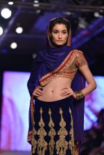 Model walk the ramp for Monisha Jaising showcases on day 2 at PCJ Delhi Couture Week on 1st Aug 2013 (98).JPG