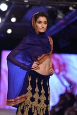 Model walk the ramp for Monisha Jaising showcases on day 2 at PCJ Delhi Couture Week on 1st Aug 2013 (99).JPG