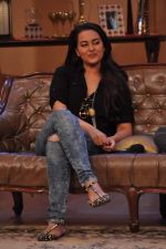 Sonakshi Sinha promote Once upon a time in Mumbai Dobara on the sets of Comedy Nights with Kapil in Filmcity on 1st Aug 2013 (148).JPG