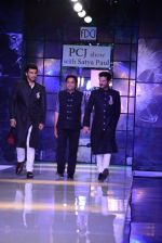 Anil Kapoor, Arjun Kapoor walk for Masaba-Satya Paul for PCJ Delhi Couture Week on 2nd Aug 2013 (64).JPG