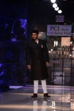 Arjun Kapoor walk for Masaba-Satya Paul for PCJ Delhi Couture Week on 2nd Aug 2013 (45).JPG