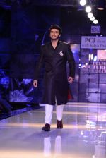 Arjun Kapoor walk for Masaba-Satya Paul for PCJ Delhi Couture Week on 2nd Aug 2013 (46).JPG