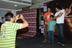 Farhan Akhtar and Rakesh Mehra at Bhaag Milkha Bhaag Game Launch at Reliance Digital in Mumbai on 2nd Aug 2013 (151).JPG