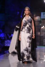 Model walk for Masaba-Satya Paul for PCJ Delhi Couture Week on 2nd Aug 2013 (25).JPG