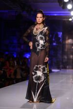 Model walk for Masaba-Satya Paul for PCJ Delhi Couture Week on 2nd Aug 2013 (28).JPG