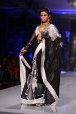 Model walk for Masaba-Satya Paul for PCJ Delhi Couture Week on 2nd Aug 2013 (32).JPG
