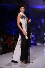 Model walk for Masaba-Satya Paul for PCJ Delhi Couture Week on 2nd Aug 2013 (34).JPG