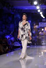 Model walk for Masaba-Satya Paul for PCJ Delhi Couture Week on 2nd Aug 2013 (4).JPG
