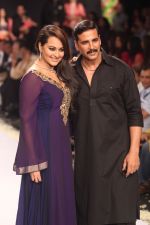 D_damas brand ambassador Sonakshi Sinha and Akshay Kumar at Gitanjali show at IIJW, Mumbai.jpg