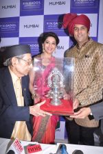 Madhuri Dixit Launches P N Gadgil Jewellers Store in Vileparle, Mumbai on 3rd Aug 2013 (92).JPG