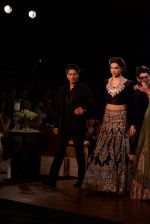 Deepika Padukone, Shahrukh Khan walks for Manish Malhotra show at PCJ Delhi Couture Week 2013 on 4th Aug 2013 (153).JPG