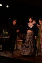Deepika Padukone, Shahrukh Khan walks for Manish Malhotra show at PCJ Delhi Couture Week 2013 on 4th Aug 2013 (154).JPG