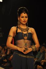 Model walks for Apala by Sumit for IIJW 2013 in  Mumbai on 4th Aug 2013 (41).JPG