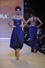 Model walks for Apala by Sumit for IIJW 2013 in  Mumbai on 4th Aug 2013 (49).JPG