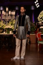 Model walks for Manish Malhotra show at PCJ Delhi Couture Week 2013 on 4th Aug 2013 (177).JPG