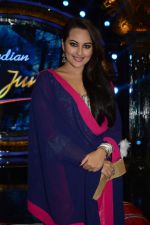 Sonakshi Sinha on the sets of Indian Idol Junior Eid Special in Mumbai on 4th Aug 2013 (62).JPG