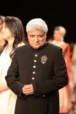 Javed Akhtar walk the ramp for Golecha Jewels on Day 3 of IIJW 2013 on 6th Aug 2013 (76).JPG