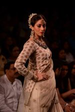 Model walk the ramp for Golecha Jewels on Day 3 of IIJW 2013 on 6th Aug 2013 (10).JPG