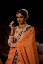 Model walk the ramp for Golecha Jewels on Day 3 of IIJW 2013 on 6th Aug 2013 (22).JPG