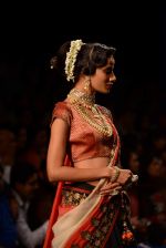 Model walk the ramp for Golecha Jewels on Day 3 of IIJW 2013 on 6th Aug 2013 (31).JPG